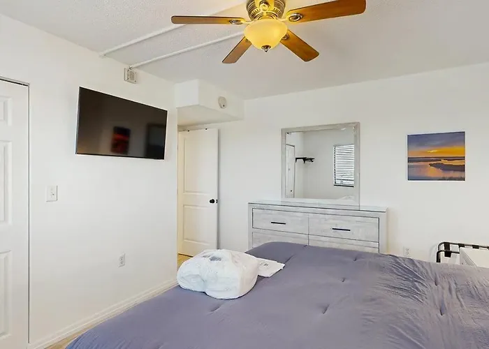 Beachy With Small Balcony Ac Pools Gym Game & Sauna Holiday home