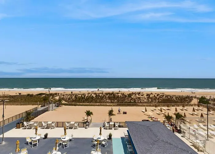 Beachy With Small Balcony Ac Pools Gym Game & Sauna Holiday home
